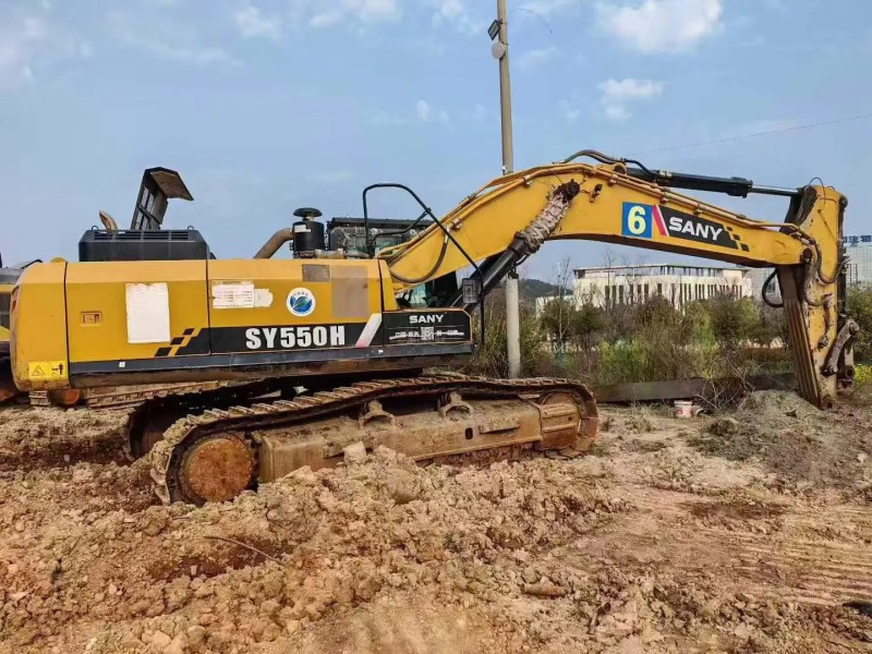 Máy đào cỡ lớn ba năm 550H với búa nghiền Eddie 200 vào cuối năm 2020 8200 giờ đất nghiền một máy hai chức năng